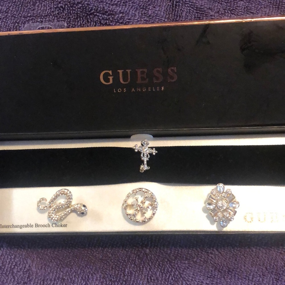 Guess choker